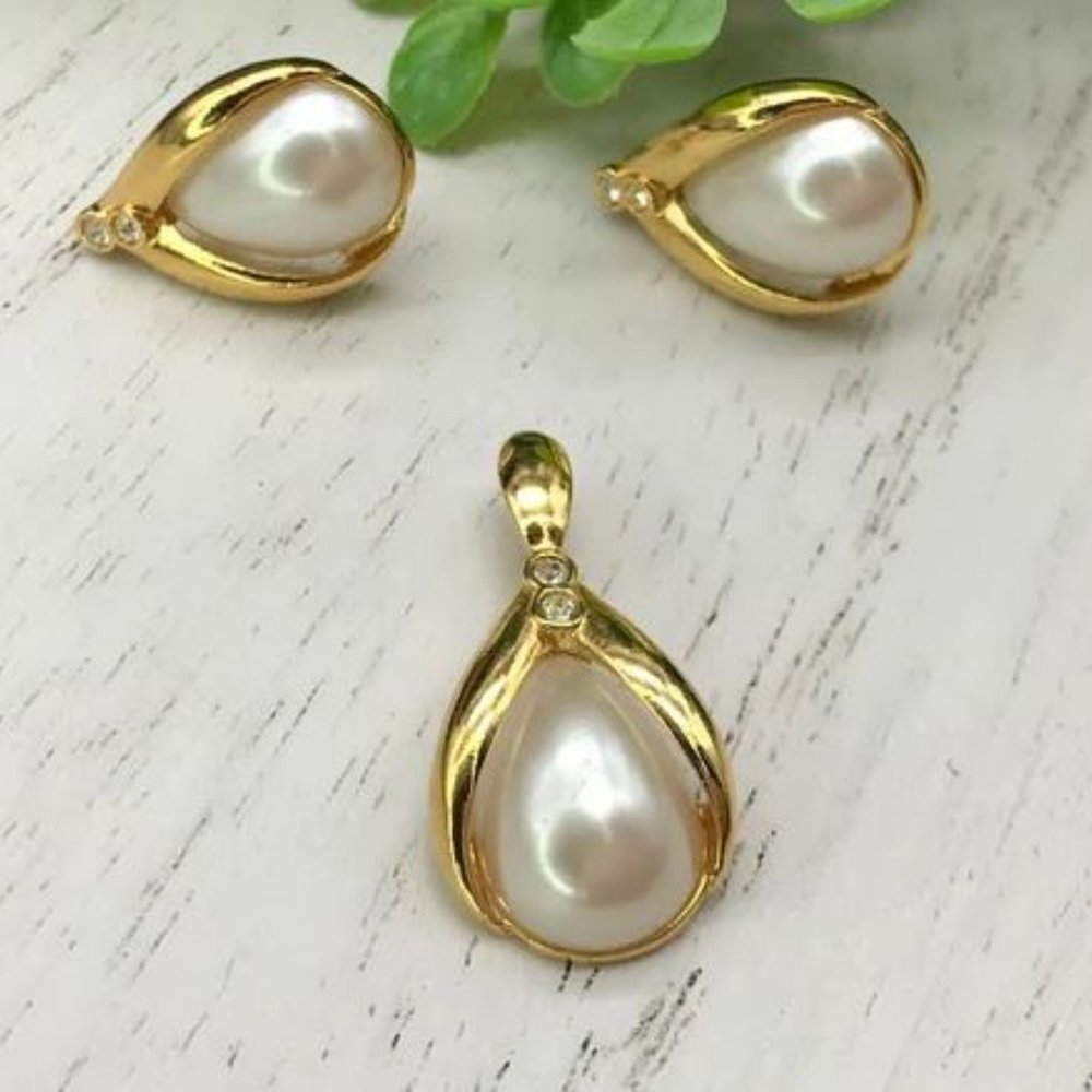 Avon Vintage Teardrop Pearl Pendant and Earrings.  With the 0.8 mark.